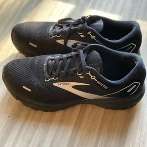 Mens size 10 GORTEX Ghost 14. Waterproof. Used but still in great condition!!!